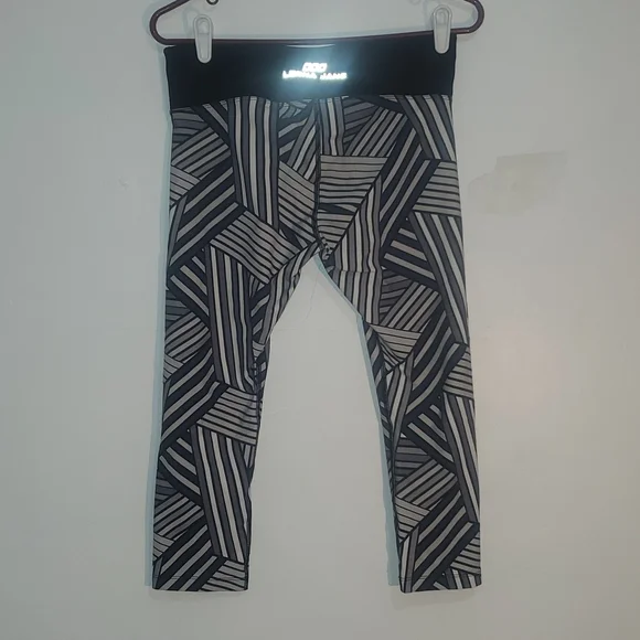 Size S Women’s Lorna Jane Cropped Leggings - Picture 2 of 3
